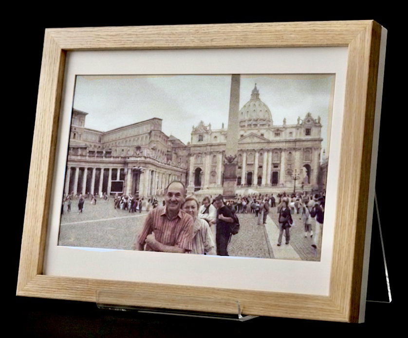 E-paper photo frame in an oak surround